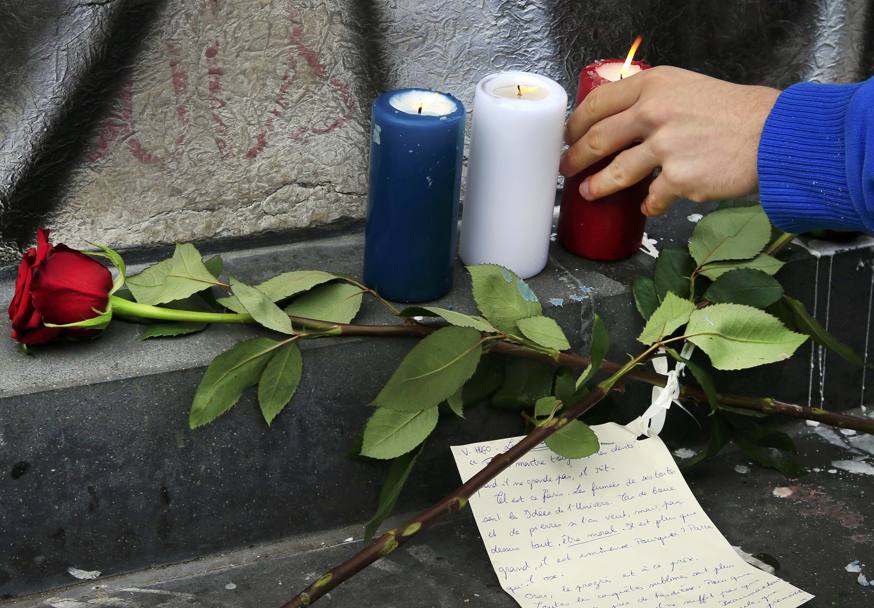 Candele francesi accese in cordoglio per le vittime Reuters 